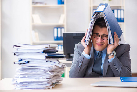 超载工作狂在工作任务负担下超载照片