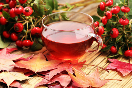 茶。杯草本狗玫瑰茶与束枝玫瑰果, 类型罗莎蔷薇臀部。药用植物和草药成分