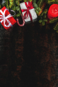 圣诞礼物礼品盒和装饰, 冷杉树 branchesabove 复制空间文本