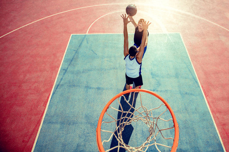 篮球投入篮筐图片