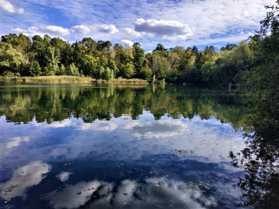 德国瓦尔多夫美丽平静的 Waldsee 湖