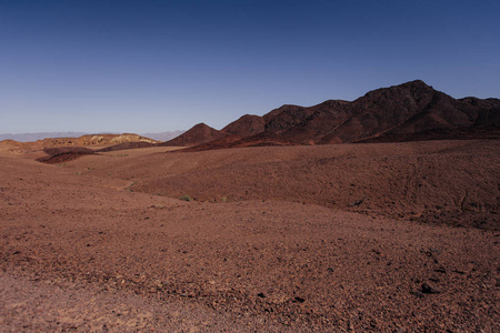 在阳光明媚的日子里, Israil 的红峡谷和蓝天