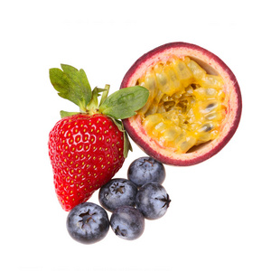 白色背景下的水果, 草莓, 蓝莓, 和西番莲