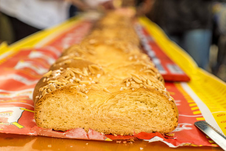 甜编织酵母面包在烹调桌, 特写