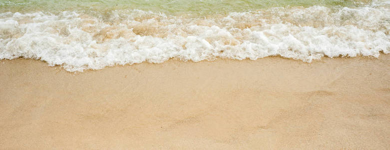 夏天的沙滩上的蓝色波浪背景