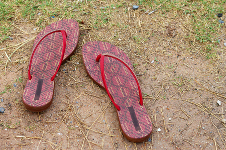 地面上的红色橡胶靴