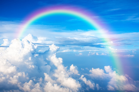 蓝色的天空,云层密布,作为背景照片