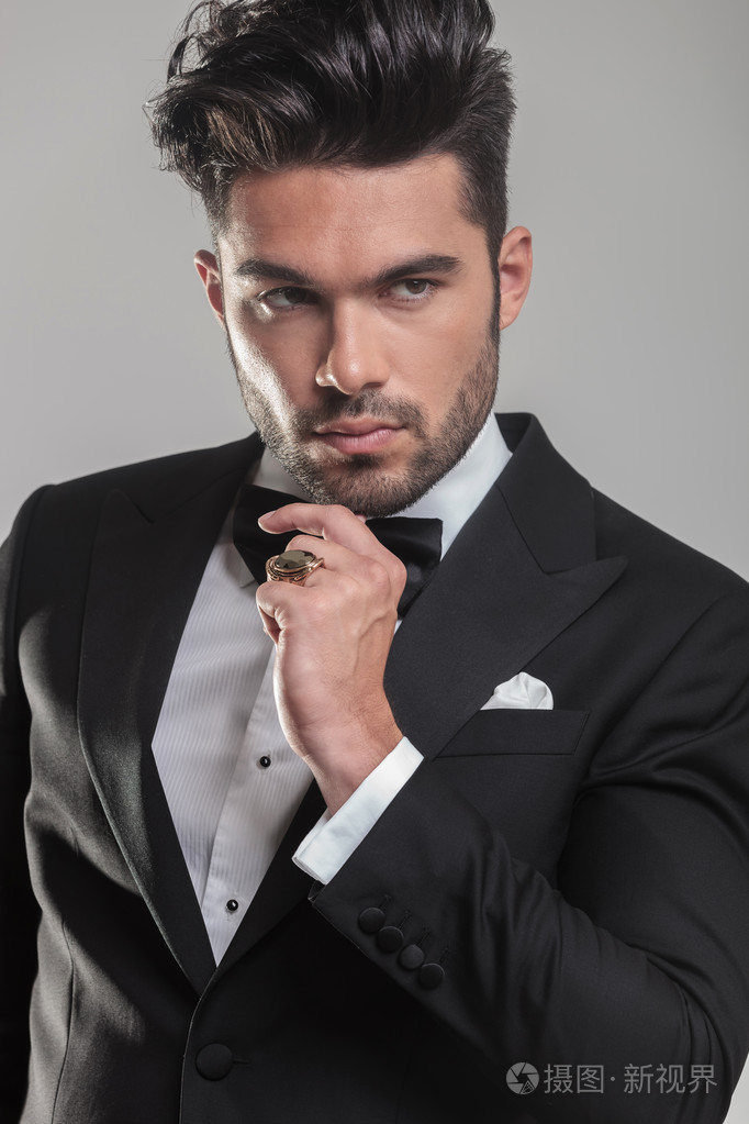 有吸引力的年轻男人,思维和视线