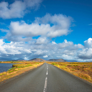 冰岛的偏僻的道路和冰岛多彩的风景