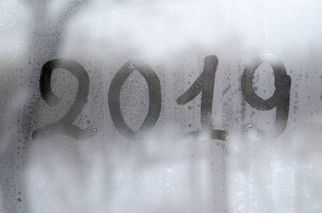 2019. 这些数字是在冬季的迷离玻璃上写的。