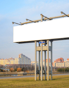 高速公路上的空白白色广告牌在多层城市建筑的背景下日落, 模拟
