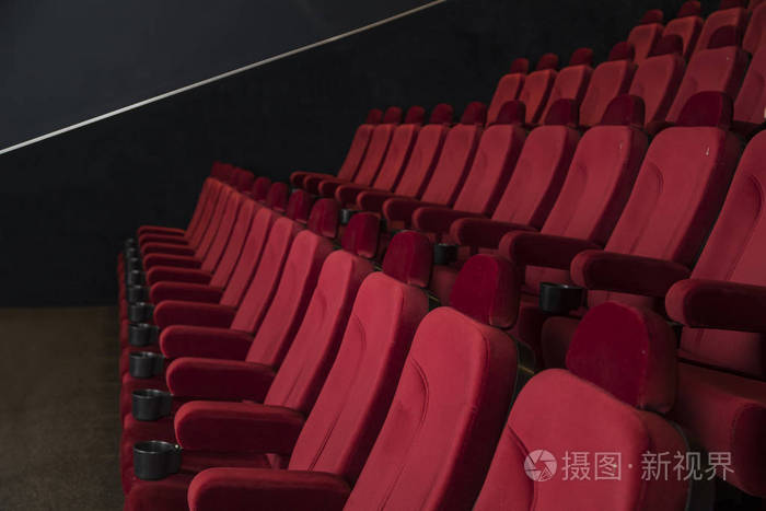 在电影院里舒适红色空位
