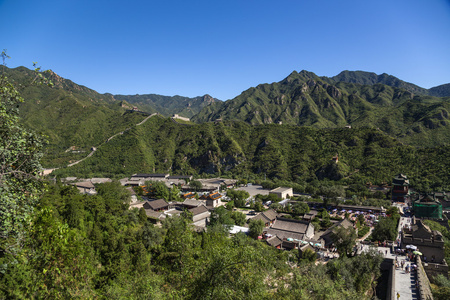 居庸关，中国。古代的前哨，中国的长城和群山包围