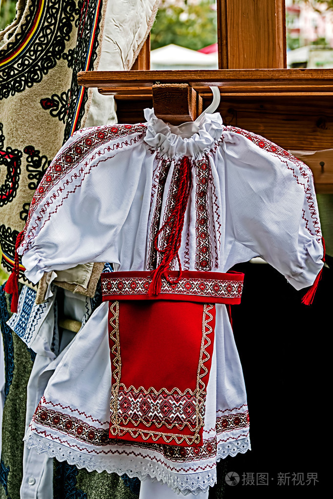 罗马尼亚传统服饰的小女孩