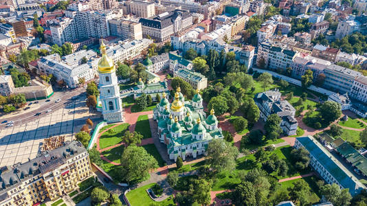 圣索非亚大教堂和基辅城市天际的空中无人机鸟瞰乌克兰首都基辅城市景观