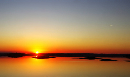 日落在 alqueva 湖, Alentejo, 葡萄牙