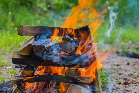 男子在帽子试图用木棍摩擦生火铁匠用一对风箱在炉子