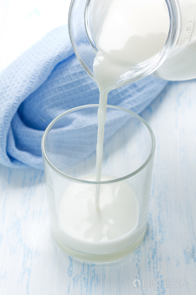 新鲜的牛奶