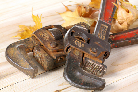 旧的老式红处理水管工管钳照片