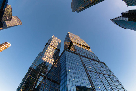 低角度观的现代摩天大楼