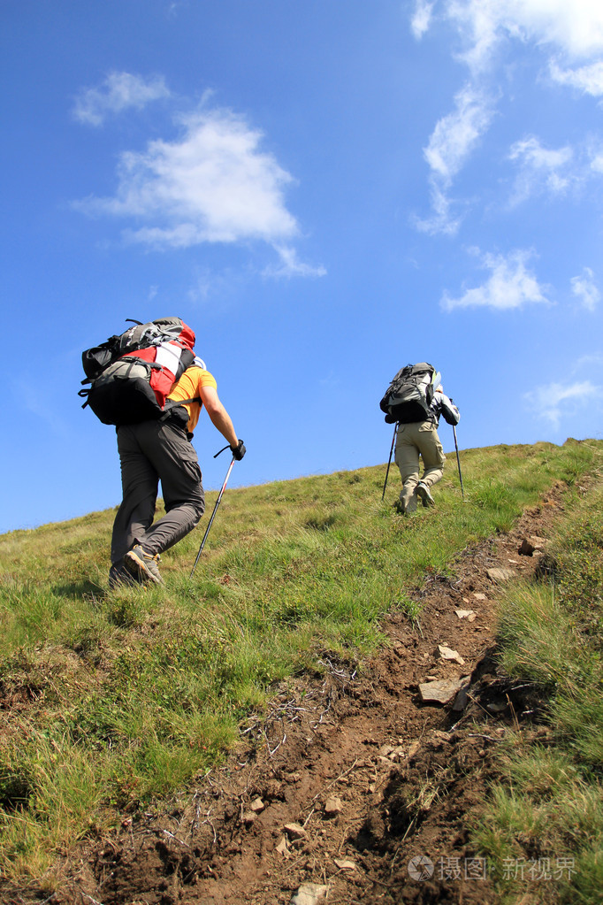 在山中徒步旅行的夏天