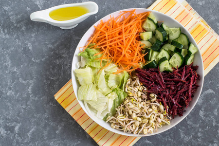 素食午餐碗用发芽的绿豆和新鲜的 vegetab