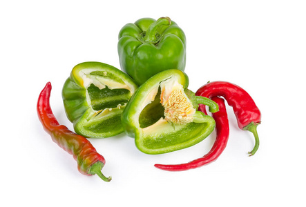 两半新鲜的绿色甜椒, 全胡椒和几个辣椒在白色背景特写