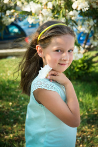 夏日公园里一个小女孩的肖像