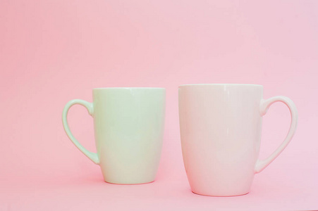 两杯咖啡站在一起, 是粉红色背景的心脏形状。模拟, 复制空间