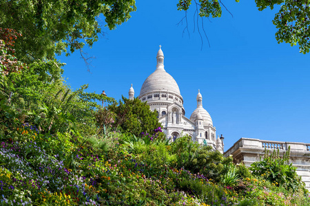圣心大教堂与巴黎绿色花坛