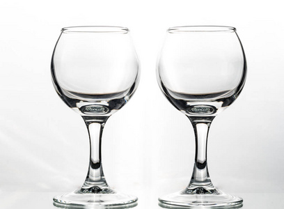 两个圆形眼镜空或满在白色背景的液体波浪