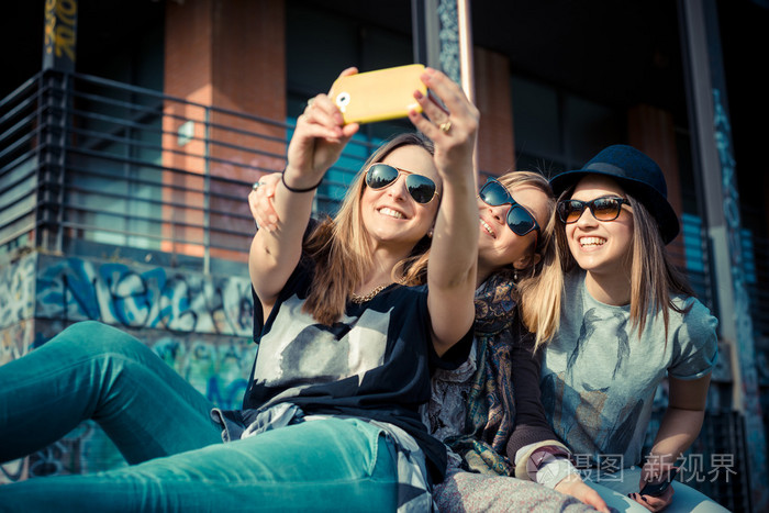 三个漂亮朋友正宗