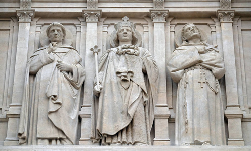 法国巴黎圣奥古斯丁教堂正面的圣多米尼克路易斯和阿西西的弗朗西斯雕像