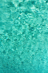 关闭抽象的水纹理。绿松石游泳池水背景。复制空间, 顶部视图