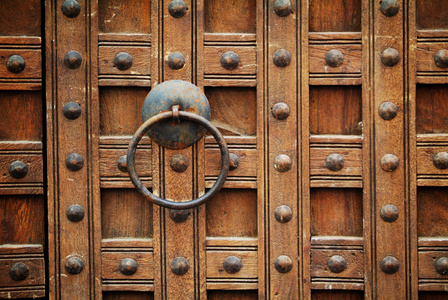 个锁着的木制大门相似素材图片