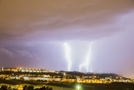 雷电风暴. 闪电风暴. 暴风雨. 云闪电雨和月亮. 天气预报.