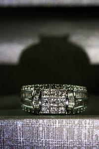 镶有闪光反射的盒子里的钻石订婚戒指。闪闪发光的公主切割钻石