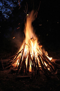 在夜晚的篝火晚会图片