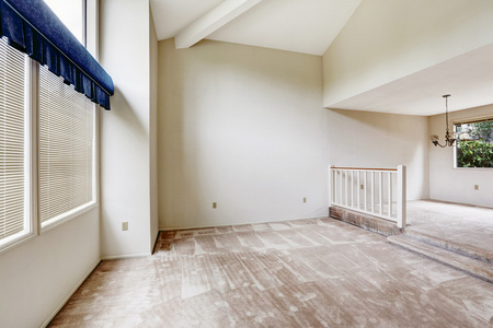 清空房屋内部与高拱形的天花板和地毯地板