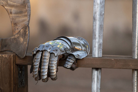 铁手套手套在展会上显示的骑士铁手套关闭视图照片