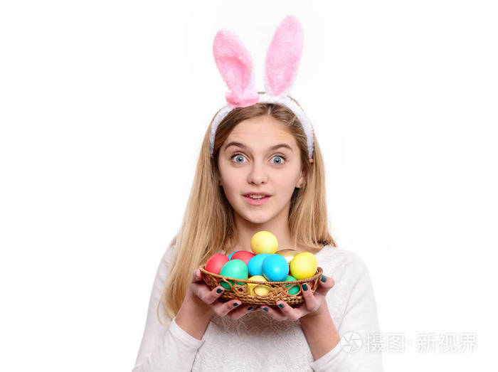 女孩与被绘的蛋在篮子, 复活节狩猎