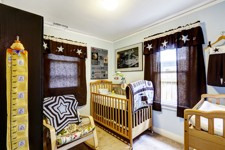幼儿园室内与婴儿床和摇椅图片