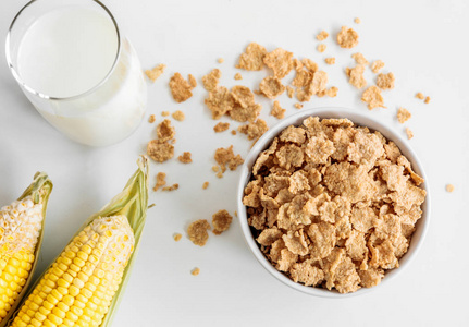 健康玉米片配牛奶早餐桌上, 食物和饮料