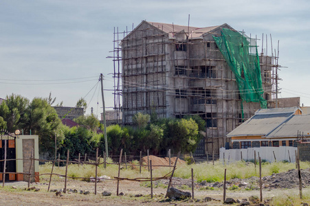 房子在建与一个木脚手架在城市 o