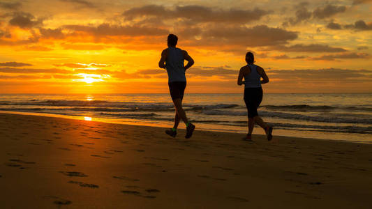 日出时分, 情侣在海滩上奔跑