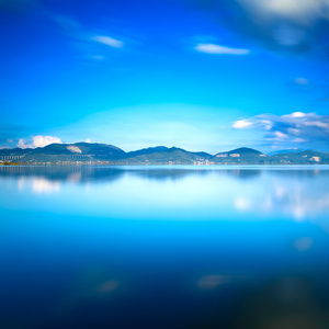 蓝色的水和天空图片