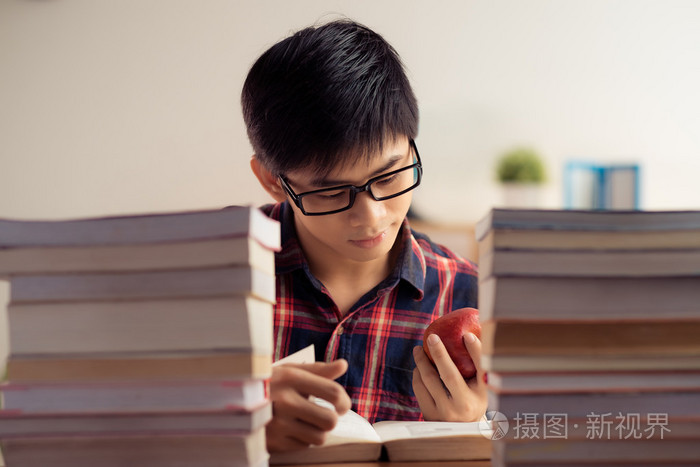 越南少年读书照片-正版商用图片07pifs-摄图新视界