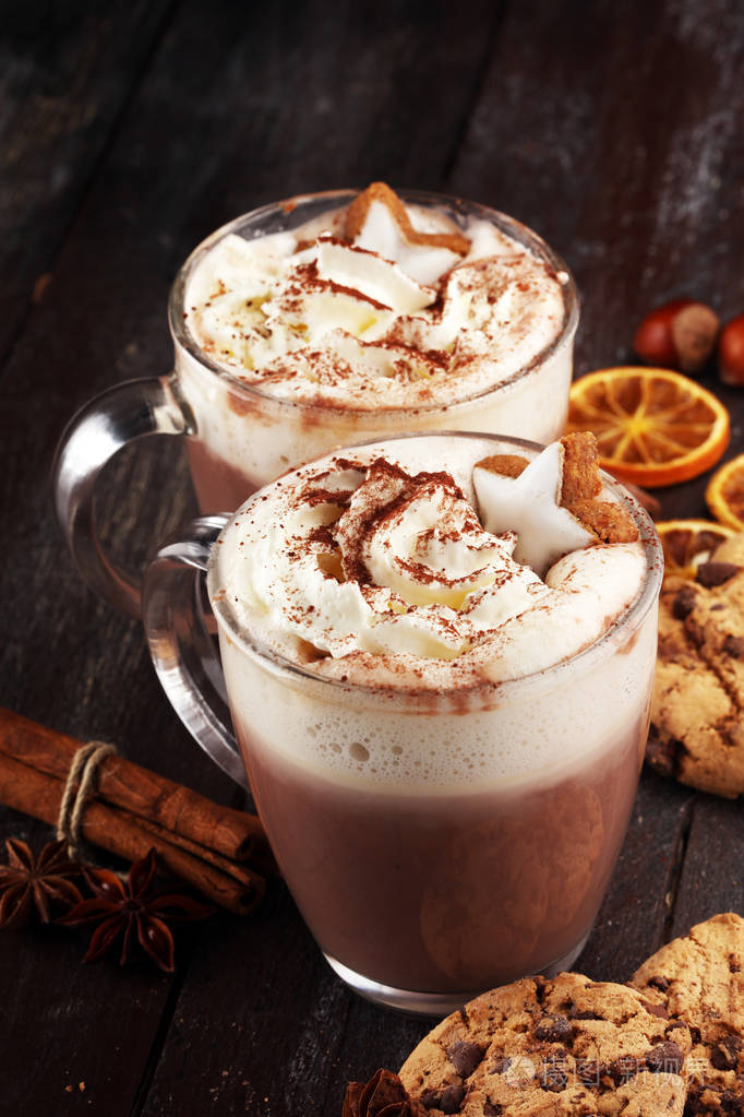 热巧克力可可与奶油在桌子上