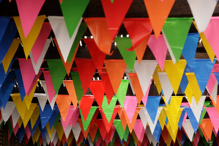 天花板上装饰着一堆五颜六色的三角旗