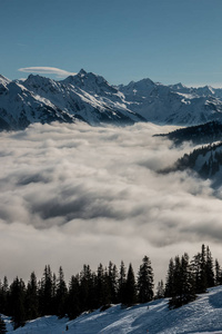 山顶上的积雪和山谷的雾气